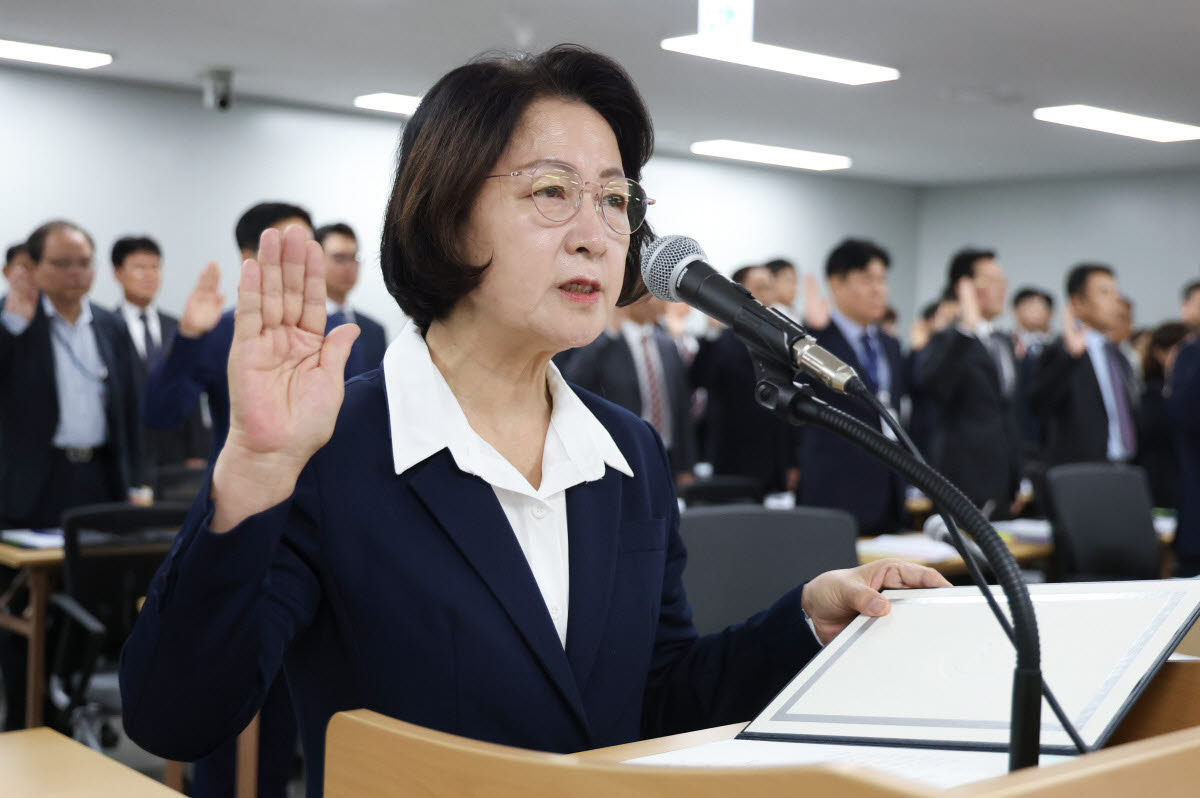 13일 경기도 수원시 영통구 경기도청에서 열린 국회 행정안전위원회의 경기도에 대한 국정감사에서 추미애 경기도지사가 증인 선서를 하고 있다.(사진=연합뉴스)
