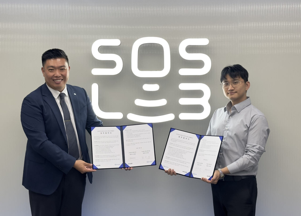 에스오에스랩 판교R&D센터에서 열린 협약식에서 정지성 에스오에스랩 대표이사(왼쪽)와 김상엽 세뮤나이트 대표이사(오른쪽)가 기념촬영을 하고 있다.(사진=에스오에스랩)