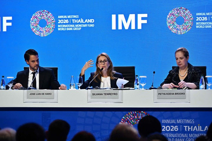 방콕의 퀸 시리킷 국립 컨벤션 센터(QSNCC)에서 열린 국제통화기금(IMF) 및 세계은행그룹(WBG) 연차총회 기간 중 ‘세계 경제 전망’ 기자간담(사진=AFP)
