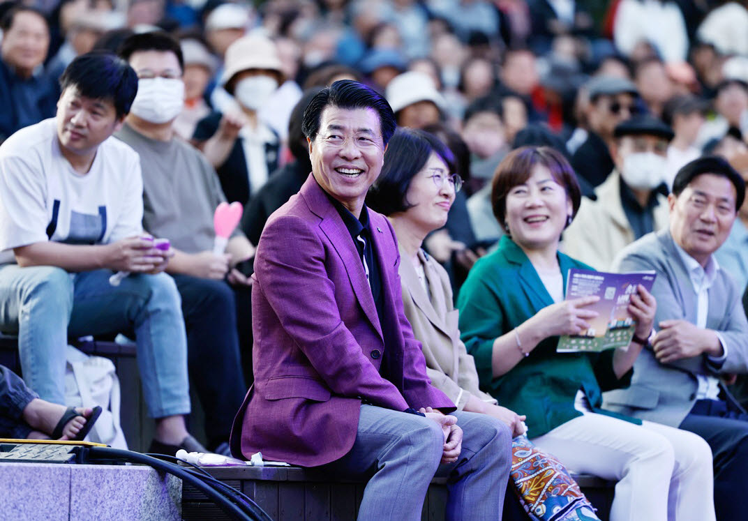 서강석 송파구청장이 지난 2024년 석촌호수에서 열린 송파 낭만페스타에 참석하고 있다.  송파구는 17일 “송파구에서 만난 소중한 사람들과 나눈 따뜻한 정(情)의 이야기”를 주제로 '2026 송파 낭만페스타'를 개최한다.(사진=송파구)