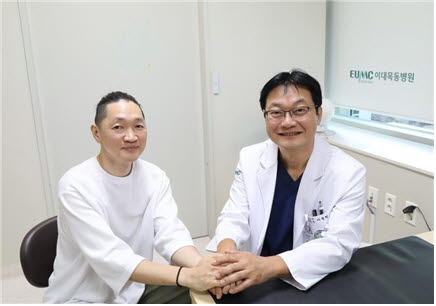 (왼쪽부터) 환자 이 씨, 이동현 교수.