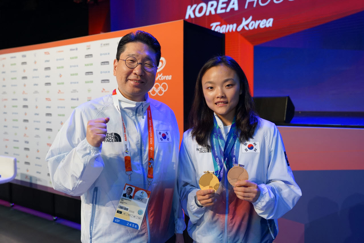이상현 태인 대표가 스포츠클라이밍 금메달리스트 서채현과 함께 기념촬영을 하고 있다. 사진=태인