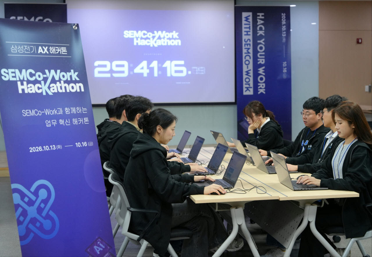 삼성전기 임직원들이 해커톤 대회에 참가하고 있다. (사진=삼성전기)