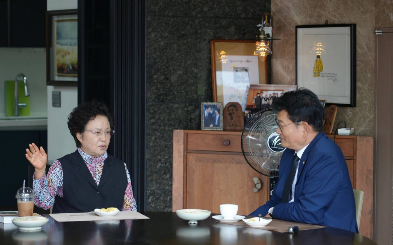 송영길 의원은 앞서 지난 1일 경남 김해 봉하마을을 찾아 고(故) 노무현 전 대통령 부인 권양숙 여사와 차담을 나눴다.