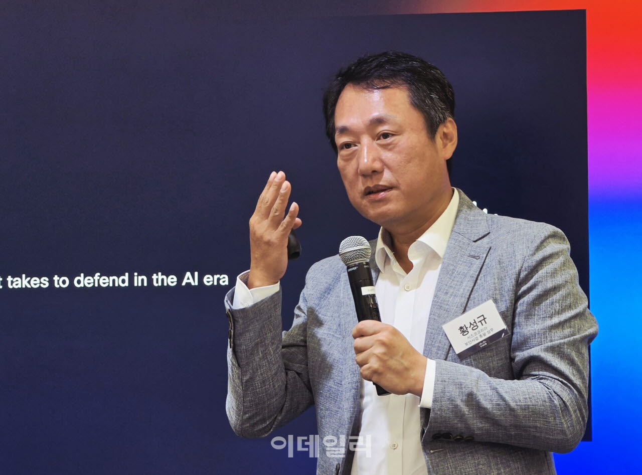 황성규 시스코코리아 보안사업총괄 상무가 13일 'AI 시대의 사이버보안' 기자간담회에서 취재진 질문에 답하고 있다. (사진=한광범 기자)