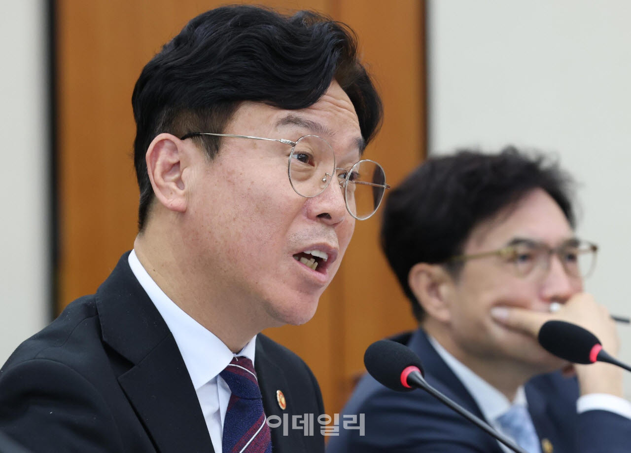 김영훈 고용노동부 장관이 13일 서울 여의도 국회 기후에너지환경노동위원회에서 열린 고용노동부에 대한 국정감사에 출석, 질의에 답변하고 있다.(사진=이데일리 노진환 기자)