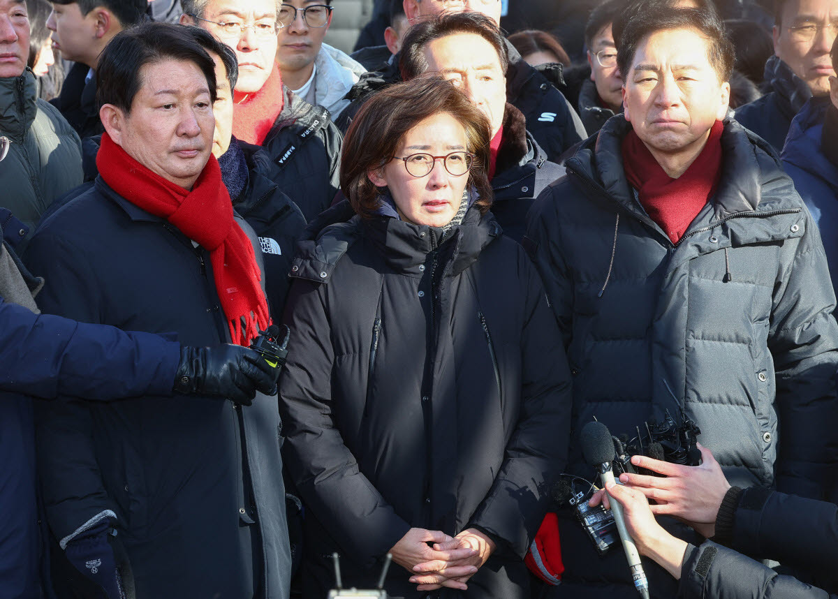 고위공직자범죄수사처(공수처)와 경찰이 윤석열 대통령에 대한 2차 체포영장 집행에 나선 15일 서울 용산구 한남동 대통령 관저 입구에서 나경원(가운데) 국민의힘 의원이 발언하고 있다. (사진=연합뉴스)