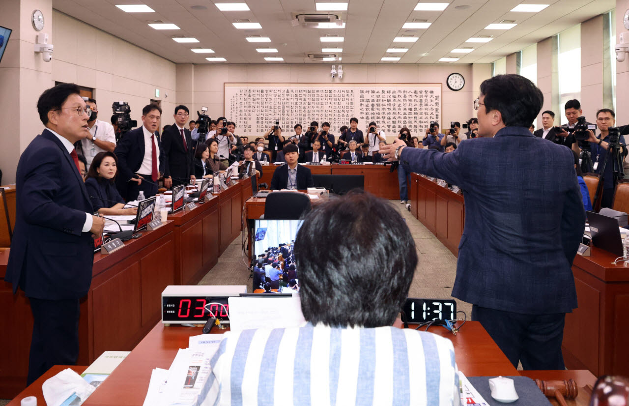 국회 법제사법위원회 여당 간사인 김의겸(오른쪽) 더불어민주당 의원과 야당 간사인 박형수(왼쪽) 국민의힘 의원이 6일 여의도 국회에서 열린 국회 법제사법위원회의 대법원 등에 대한 국정감사에서 언쟁을 하고 있다. (사진=뉴시스)