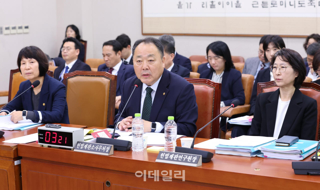 손인혁 헌법재판소 사무처장이 13일 서울 여의도 국회 법제사법위원회에서 열린 헌법재판소 등에 대한 국정감사에 출석, 질의에 답하고 있다. (사진=노진환 기자)