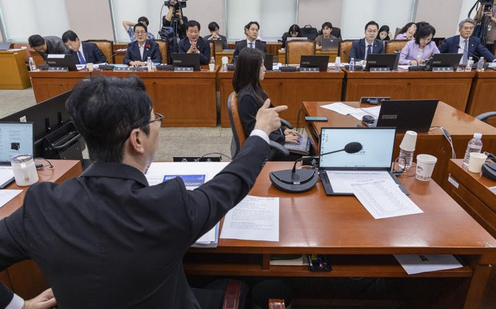 13일 국회 법제사법위원회 헌법재판소 국정감사 도중 국민의힘 주진우 의원(앞)을 비롯한 국민의힘 의원들과 더불어민주당 의원들이 주 의원의 신상 발언을 두고 설전을 벌이고 있다. (사진=연합뉴스)