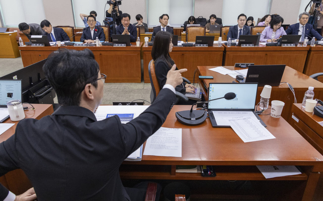 13일 국회 법제사법위원회 헌법재판소 국정감사 도중 국민의힘 주진우 의원(앞)을 비롯한 국민의힘 의원들과 더불어민주당 의원들이 주 의원의 신상 발언을 두고 설전을 벌이고 있다. (사진=연합뉴스)