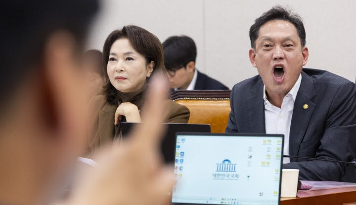 13일 국회 법제사법위원회 헌법재판소 국정감사 도중 국민의힘 김태규 의원(오른쪽)을 비롯한 국민의힘 의원들과 더불어민주당 의원들이 국민의힘 주진우 의원의 신상 발언을 두고 설전을 벌이고 있다. (사진=연합뉴스)