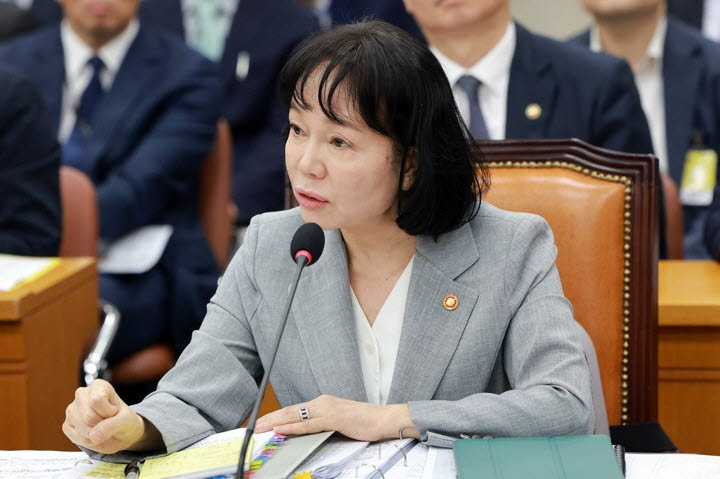 송경희 개인정보보호위원장이 13일 국회 정무위원회에서 열린 국무조정실, 개인정보보호위원회 등에 대한 국정감사에서 정무위원 질의에 답하고 있다. (연합뉴스)