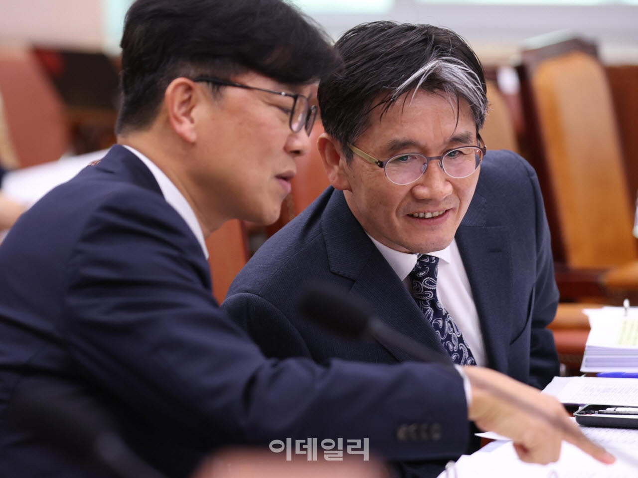 [포토]국정감사, '대화하는 오동운-이재승'