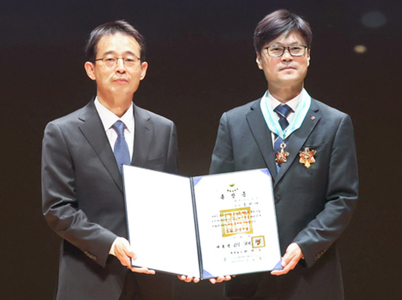 조지태 LG이노텍 전무가 13일 서울 강남구 코엑스에서 열린 ‘제21회 전자·IT의 날’ 기념식에서 은탑산업훈장을 받은 뒤 기념촬영하고 있다. (사진=LG이노텍)