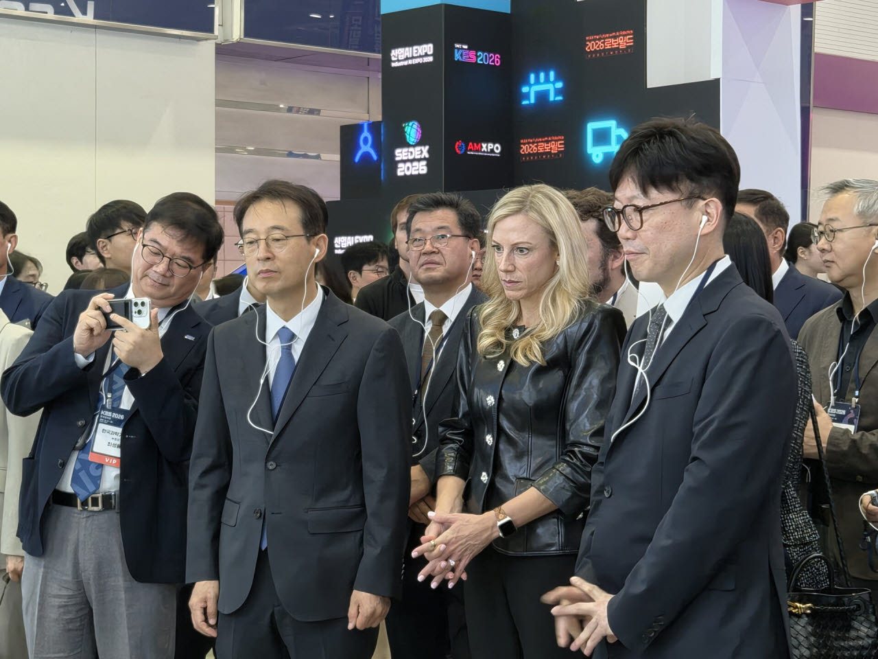 13일 서울 강남구 코엑스에서 열린 ‘한국전자전(KES) 2026’에서 강감찬 산업통상부 무역투자실장과 킨지 파브리치오 미국 소비자기술협회(CTA) 회장, 용석우 한국전자정보통신산업진흥회(KEA) 회장 겸 삼성전자 사장 등 주요 참석자들이 전시장을 둘러보고 있다. (사진=송재민 기자)