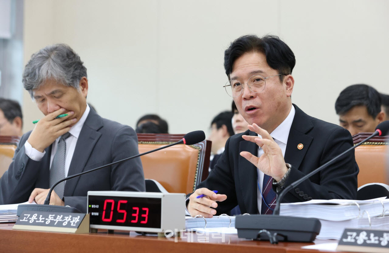 김영훈 고용노동부 장관이 13일 서울 여의도 국회 기후에너지환경노동위원회에서 열린 고용노동부에 대한 국정감사에 출석, 질의에 답변하고 있다.(사진=이데일리 노진환 기자)
