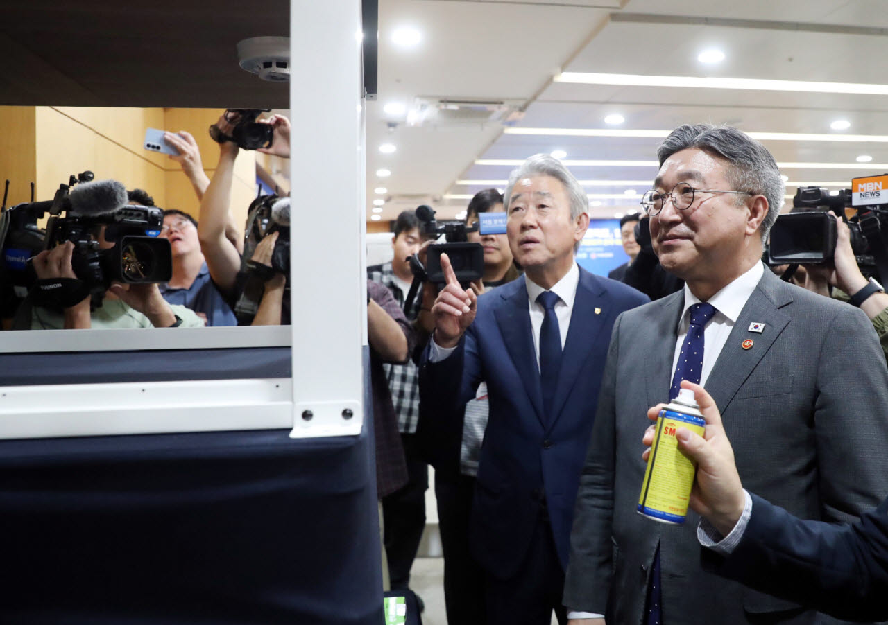윤호중(오른쪽부터) 행정안전부 장관과 강호동 농협중앙회장이 국민 화재안심 프로젝트 협약식에 참석해 화재 시연을 하고 있다. (사진=김태형 기자)