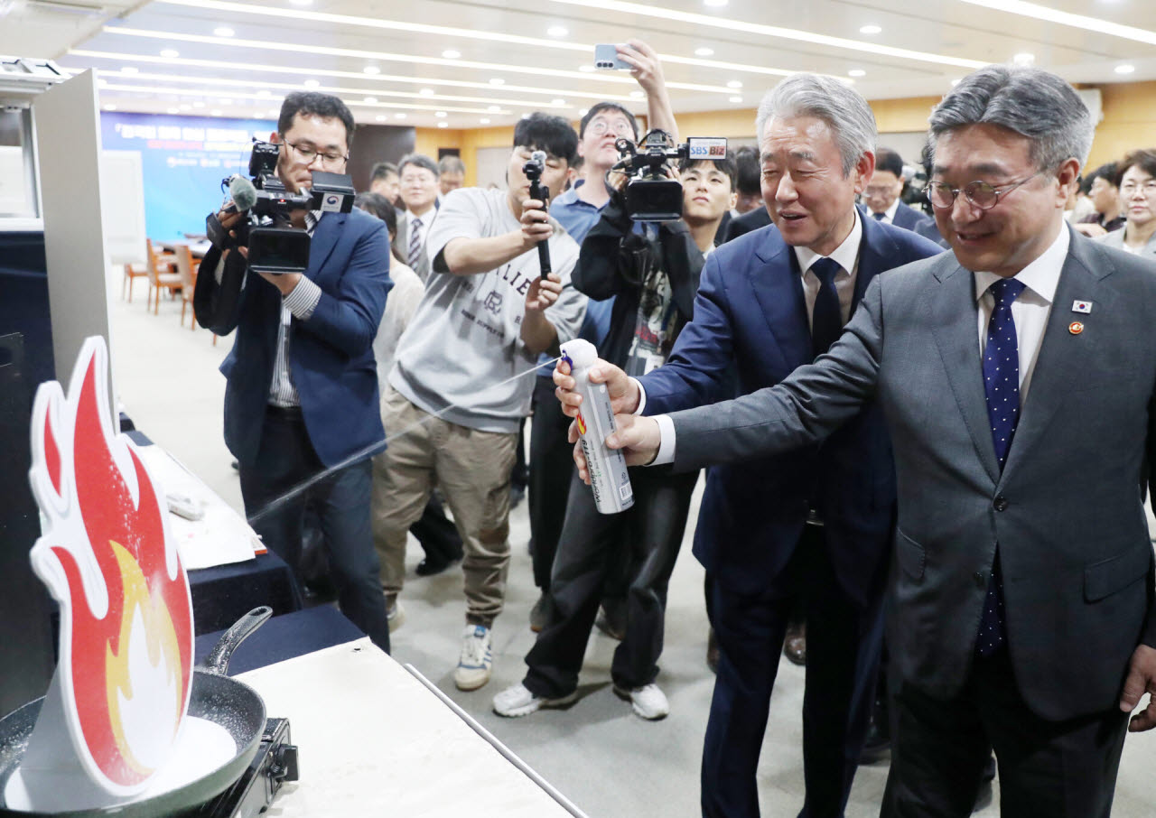 윤호중(오른쪽부터) 행정안전부 장관과 강호동 농협중앙회장이 국민 화재안심 프로젝트 협약식에 참석해 화재 시연을 하고 있다. (사진=김태형 기자)