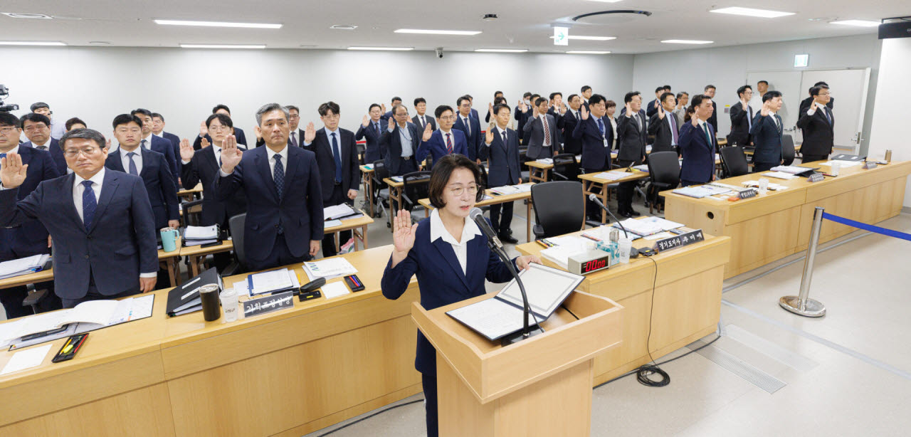 13일 오전 경기도청 율곡홀에서 열린 2026 행정안전위원회 국정감사에서 추미애 경기도지사와 경기도 실국장들이 증인 선서를 하고 있다.(사진=경기도)