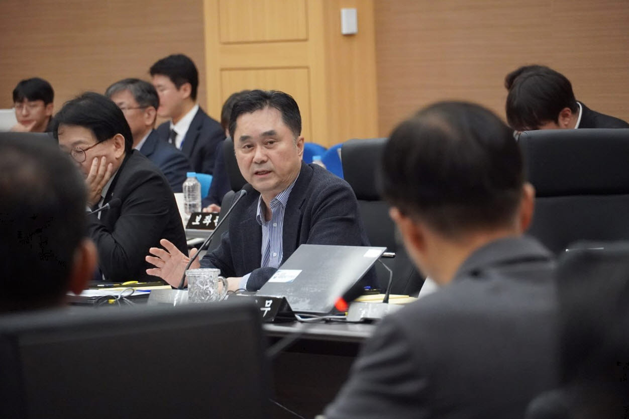 국회 산업통상자원중소벤처기업위원회 소속 김종민 무소속 의원이 13일 대전에서 진행된 지식재산처 국정감사에서 질의하고 있다.(사진=김종민 의원실)