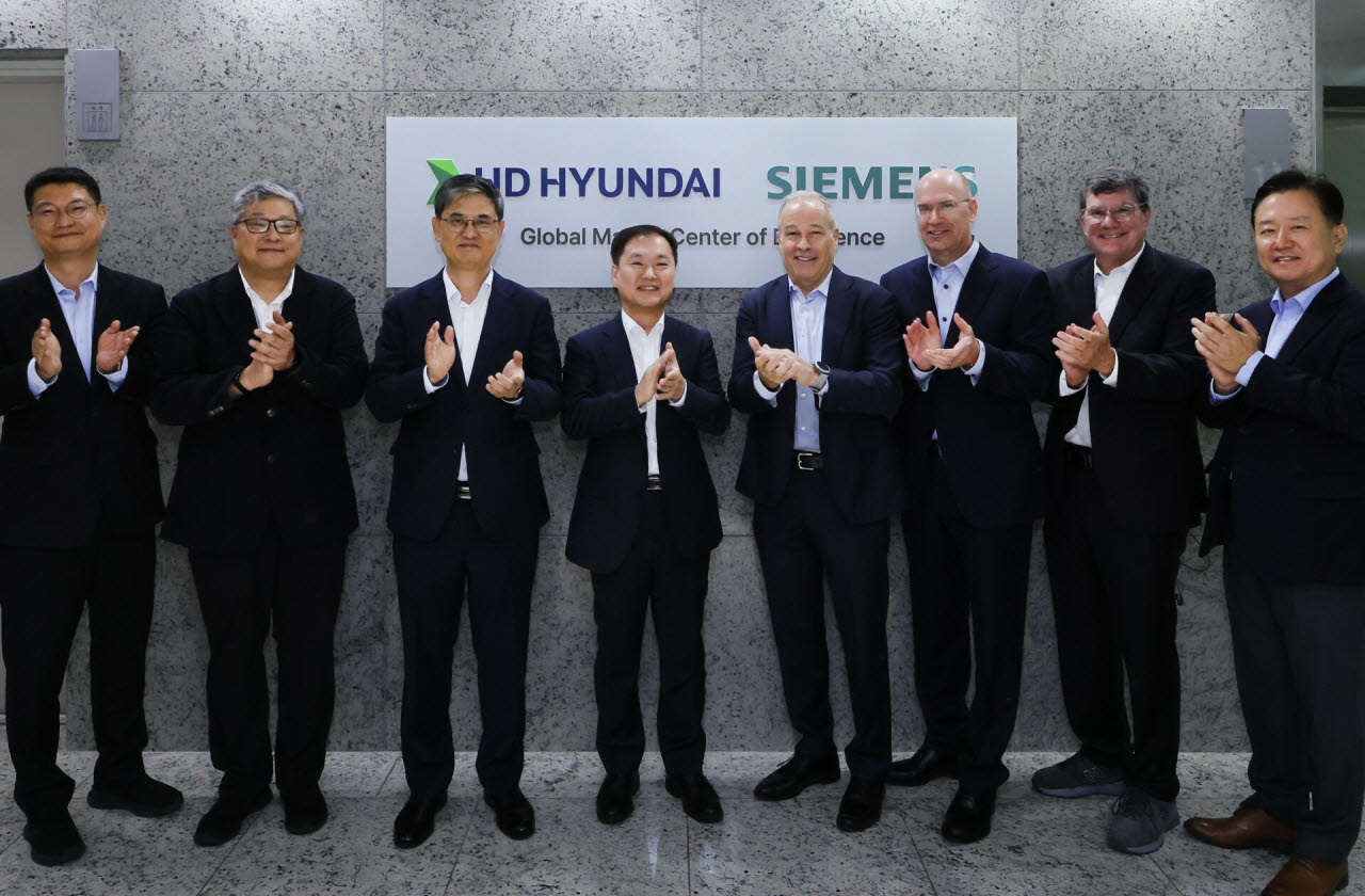 김형관 HD한국조선해양 대표(왼쪽에서 네 번째), 로버트 존스 지멘스 최고수익책임자(왼쪽에서 다섯 번째) 등 관계자들이 13일 부산 해운대구에서 열린 ‘글로벌마린센터’ 개소식에서 기념사진을 촬영하고 있다. (사진=HD현대)