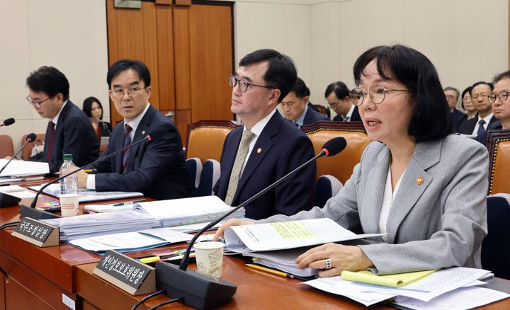 송경희 개인정보보호위원장이 13일 국회 정무위원회에서 열린 국정감사에서 위원 질문에 답하고 있다. (연합뉴스)