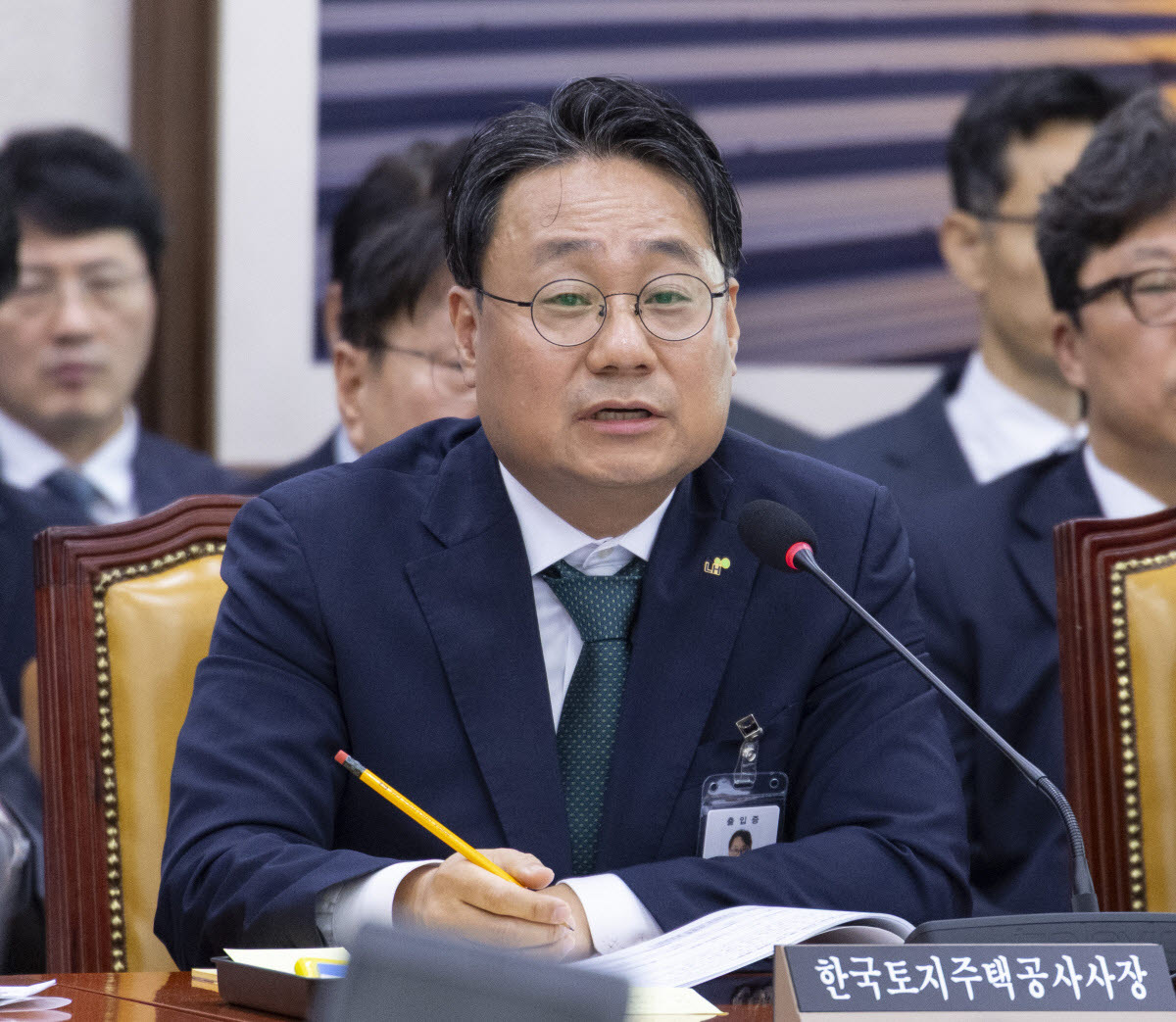 이성훈 한국토지주택공사(LH) 사장이 지난 12일 국회에서 열린 국토교통위원회 국정감사에 출석해 LH의 부채 증가와 관련한 의원 질의에 답하고 있다.(사진=연합뉴스)