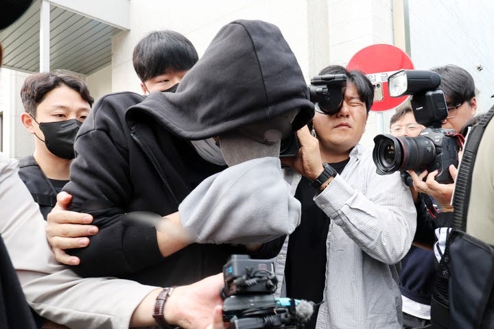 전남 나주에서 60대 부부를 살해한 혐의로 구속된 A씨(52)가 9일 오후 광주지방법원에서 열린 구속 전 피의자 심문(영장실질심사)을 마친 뒤 법정 밖으로 나오고 있다. (사진= 연합뉴스)