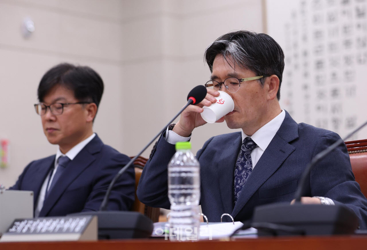 오동운 수사처장이 13일 서울 영등포구 여의도 국회에서 열린 국회 법제사법위원회 공수처 국정감사에서 물을 마시고 있다. (사진=노진환 기자)