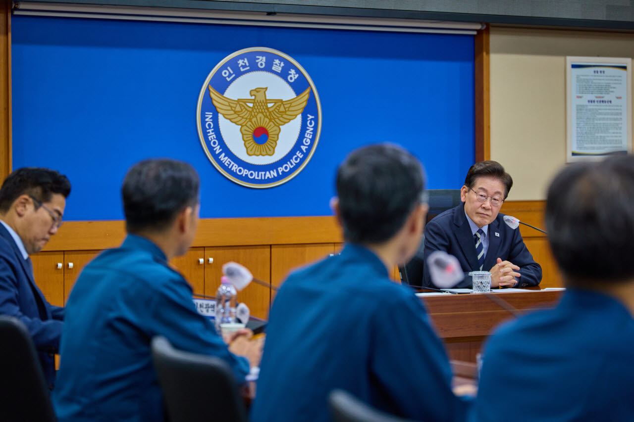 이재명 대통령이 13일 인천경찰청에서 이날 대형마트에서 발행한 흉기 난동 사건 대응 현황을 점검하고 있다. 사진=청와대 제공