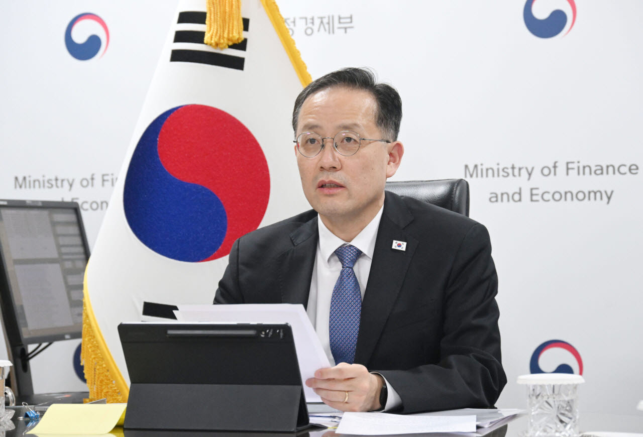 이형일 부총리 겸 재정경제부 장관이 13일 밤 정부서울청사에서 스콧 베센트 미국 재무장관과 화상면담을 하고 있다. (사진=재정경제부)