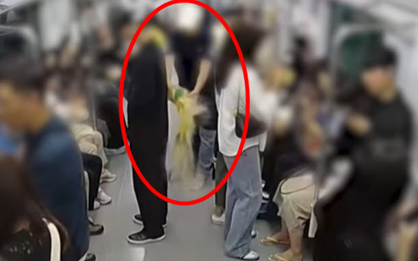 2025년 5월 31일 서울 지하철 5호선 방화 사건 당시 전동차 내부에 휘발유를 뿌리고 있는 A씨. (사진=연합뉴스TV)
