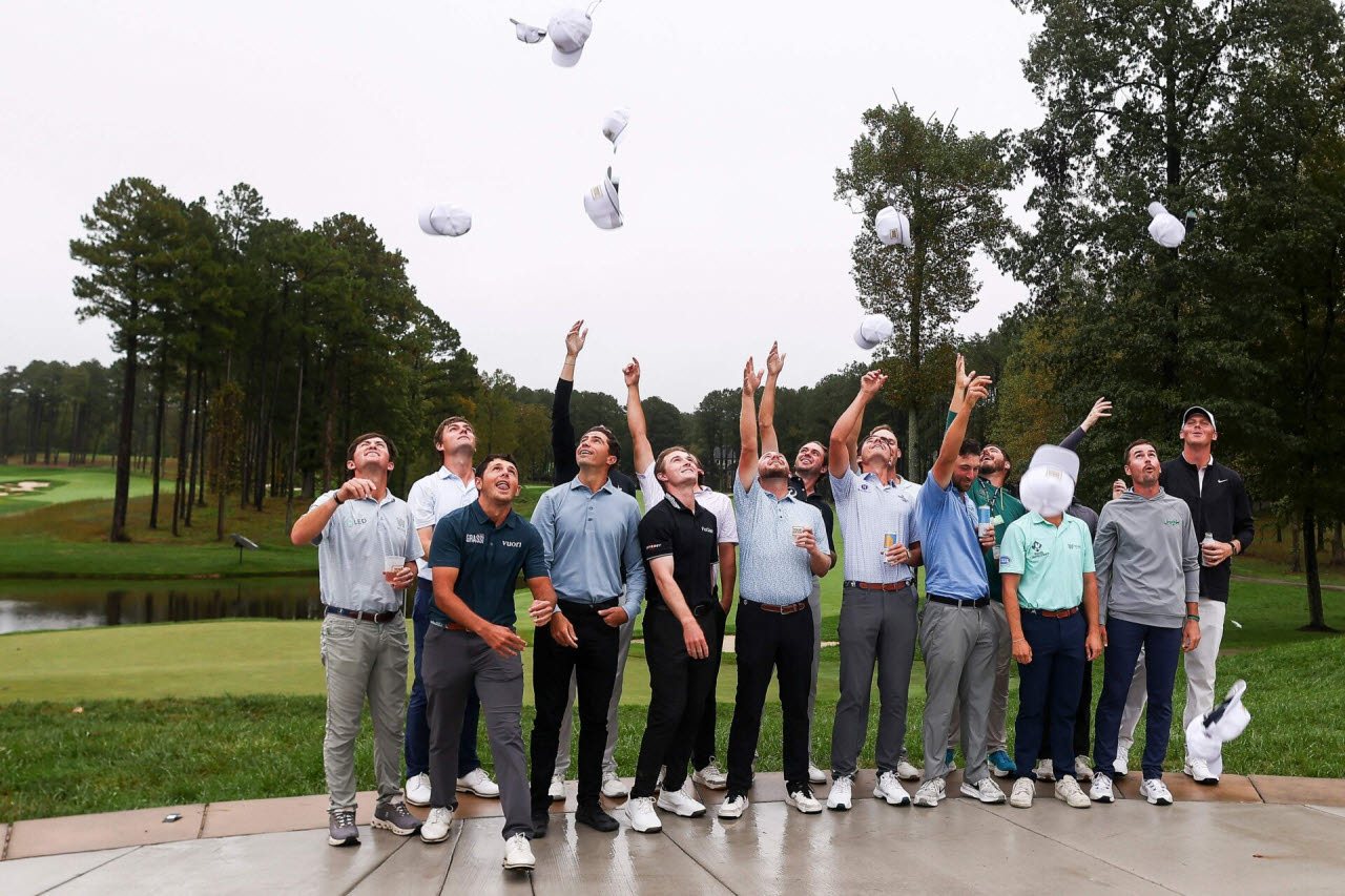 2027시즌 PGA 투어 출전권을 확보한 선수들이 기뻐하고 있다. (사진=AFPBBNews)