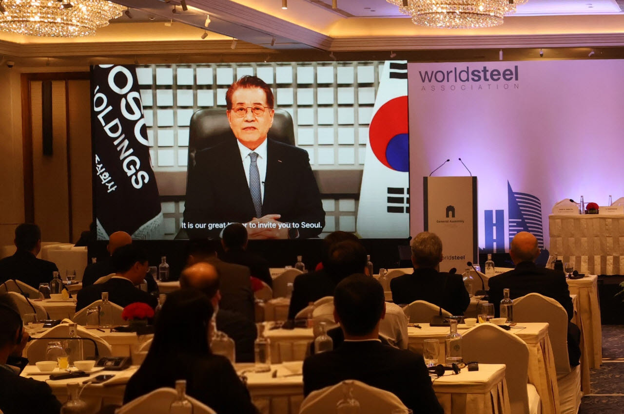 세계철강협회 뉴델리 총회서 서울총회 참석을 안내 및 독려하는 영상이 상영되는 모습.(사진=포스코홀딩스 제공)