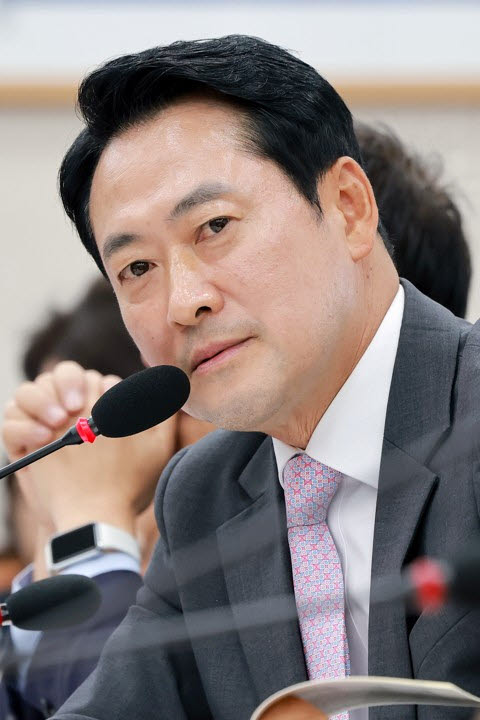 국민의힘 장동혁 대표가 12일 국회 교육위원회에서 열린 한국학중앙연구원, 한국대학교육협의회, 동북아역사재단 등에 대한 국정감사에서 질의하고 있다. (사진=연합뉴스)