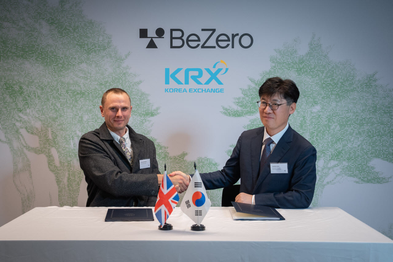 지난 13일 영국 런던에서 한국거래소가 글로벌 탄소크레딧 평가기관 비제로(BeZero)와 고품질 탄소크레딧 시장 개설을 위한 업무협약(MOU)을 체결했다.(사진=한국거래소)