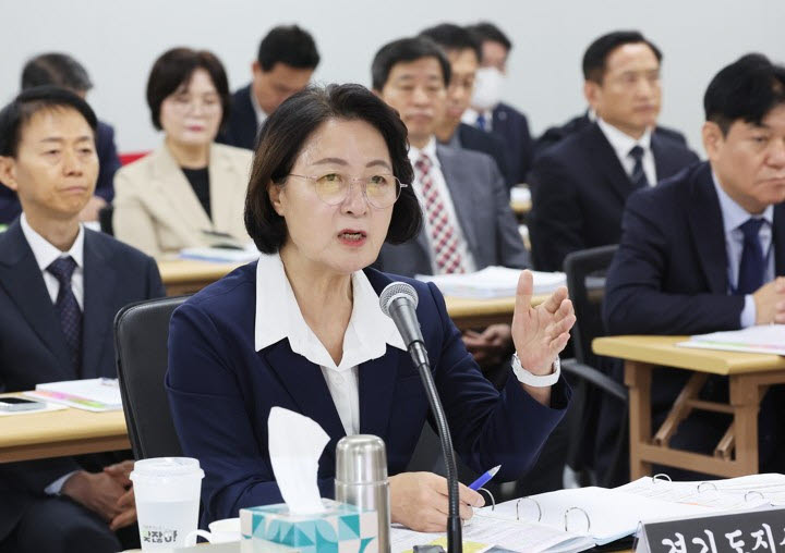 지난 13일 경기도 수원시 영통구 경기도청에서 열린 국회 행정안전위원회의 경기도에 대한 국정감사에서 추미애 경기도지사가 위원 질의에 답변하고 있다.(사진=연합뉴스)