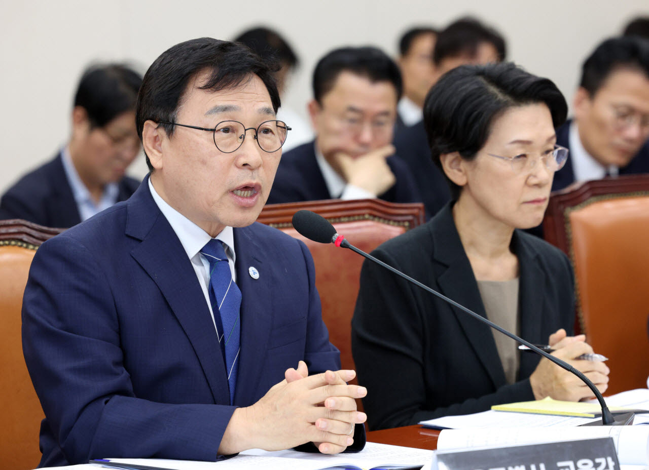 정근식 서울시교육감이 지난달 16일 서울 여의도 국회에서 열린 교육위원회 전체회의 지방교육재정교부금법 일부개정법률안 공청회에서 의원 질의에 답변하고 있다. (사진=뉴시스)