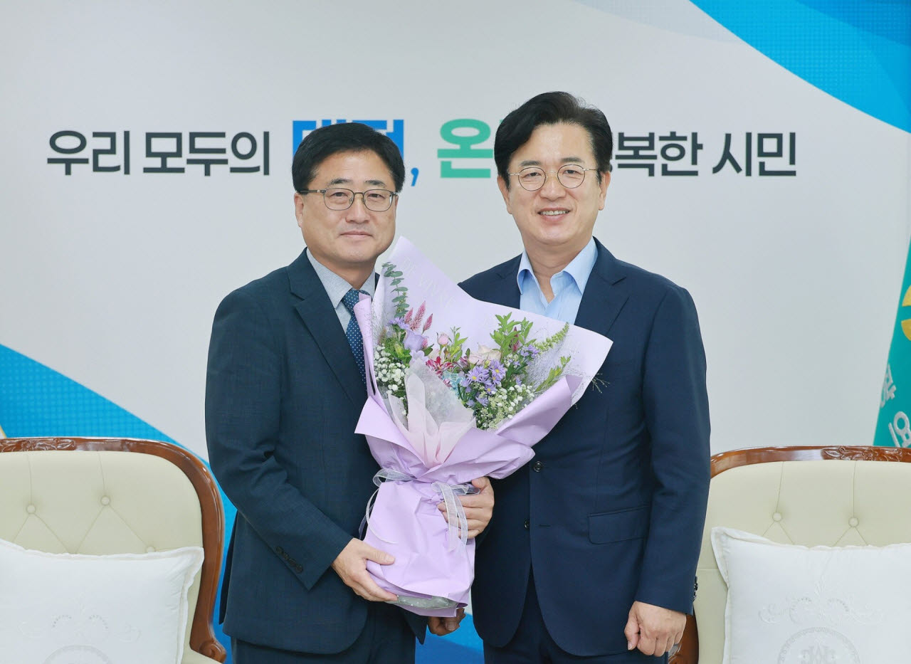 허태정 대전시장(오른쪽)이 14일 임재진 신임 대전시 기획조정실장에 임명장을 수여한 뒤 기념촬영을 하고 있다. (사진=대전시)