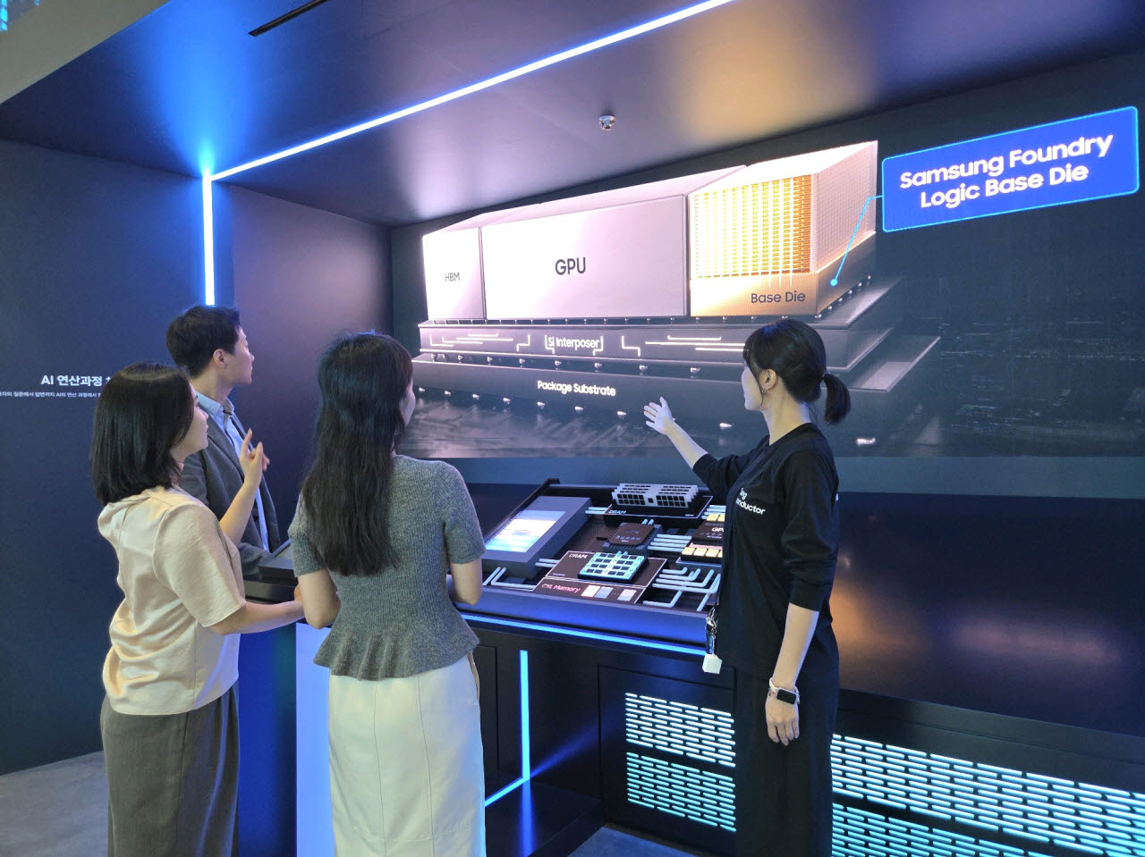 14일 서울 코엑스에서 열린 ‘SEDEX 2026’에서 관람객들이 삼성전자 부스를 찾아 HBM4E와 SOCAMM2, CXL 메모리 등을 활용한 'AI 연산과정'을 체험하고 있다. (사진=삼성전자)