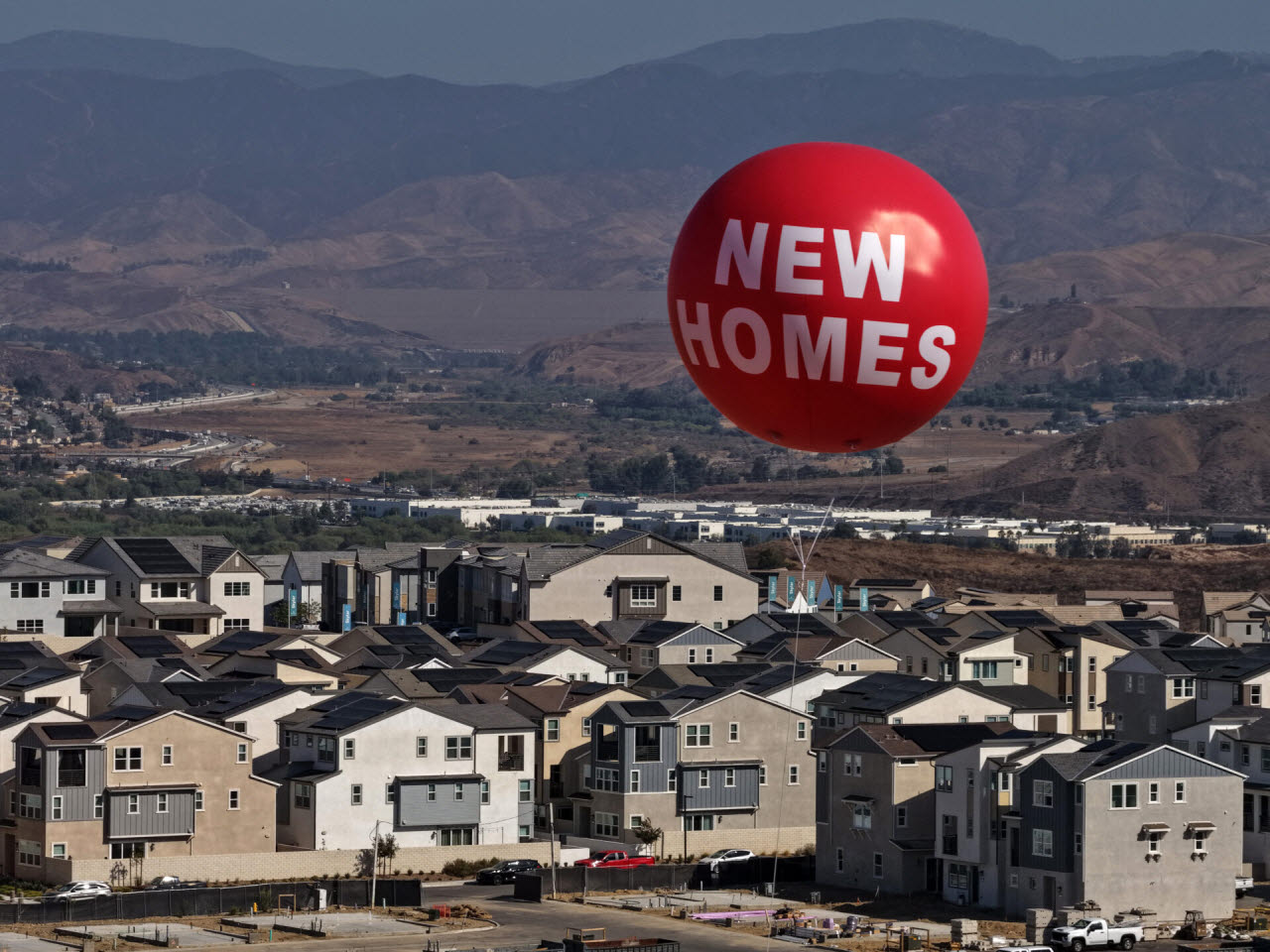 지난달 22일 미국 캘리포니아주 밸런시아의 한 주택단지 위로 '신규 주택'(new homes) 분양 광고 풍선이 떠 있다.(사진=게티이미지/AFP)