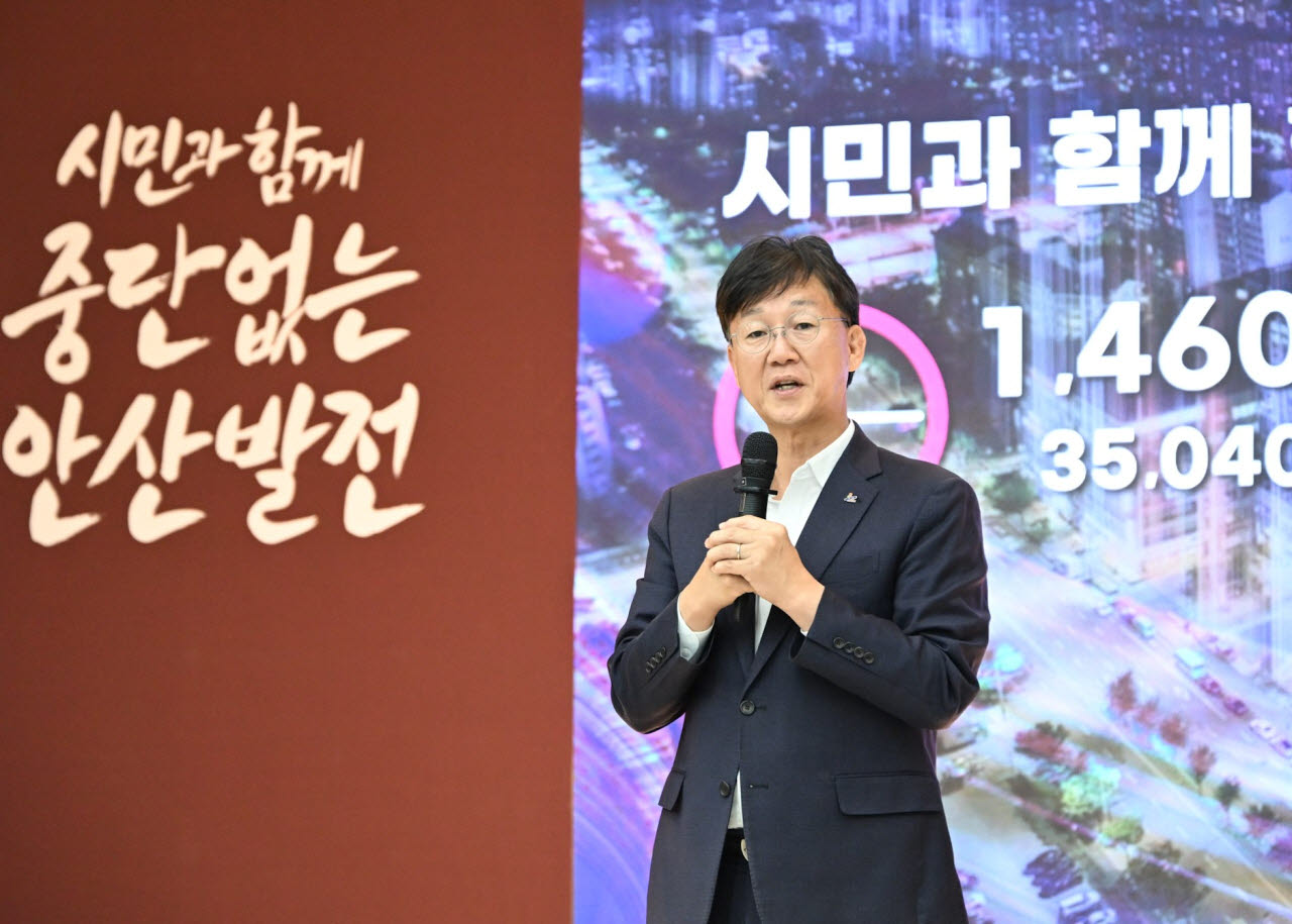 이민근 안산시장이 14일 시청 대회의실에서 민선 9기 출범 100일 기념 기자회견을 하고 있다. (사진 = 안산시 제공)