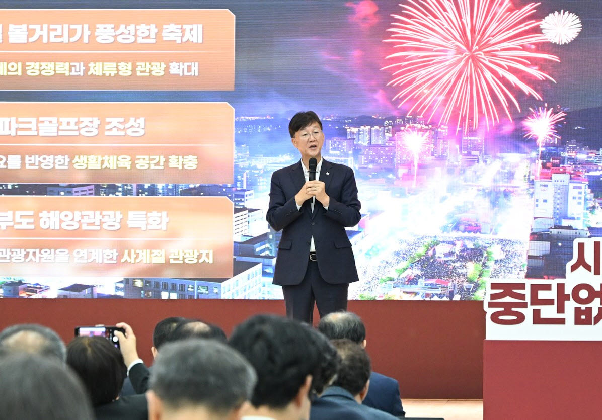 이민근 안산시장이 14일 시청 대회의실에서 민선 9기 출범 100일 기념 기자회견을 하고 있다. (사진 = 안산시 제공)