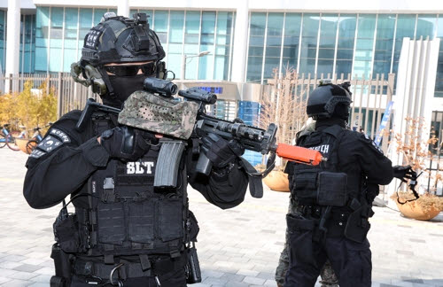 지난 3월 19일 세종시 정부세종청사 중앙동에서 육군 32사단 군사경찰 특임대원들이 국가중요시설 통합방호훈련에서 테러범 진압 작전을 펼치고 있다. 기사 내용과 직접적인 관련이 없는 사진. (사진=연합뉴스)