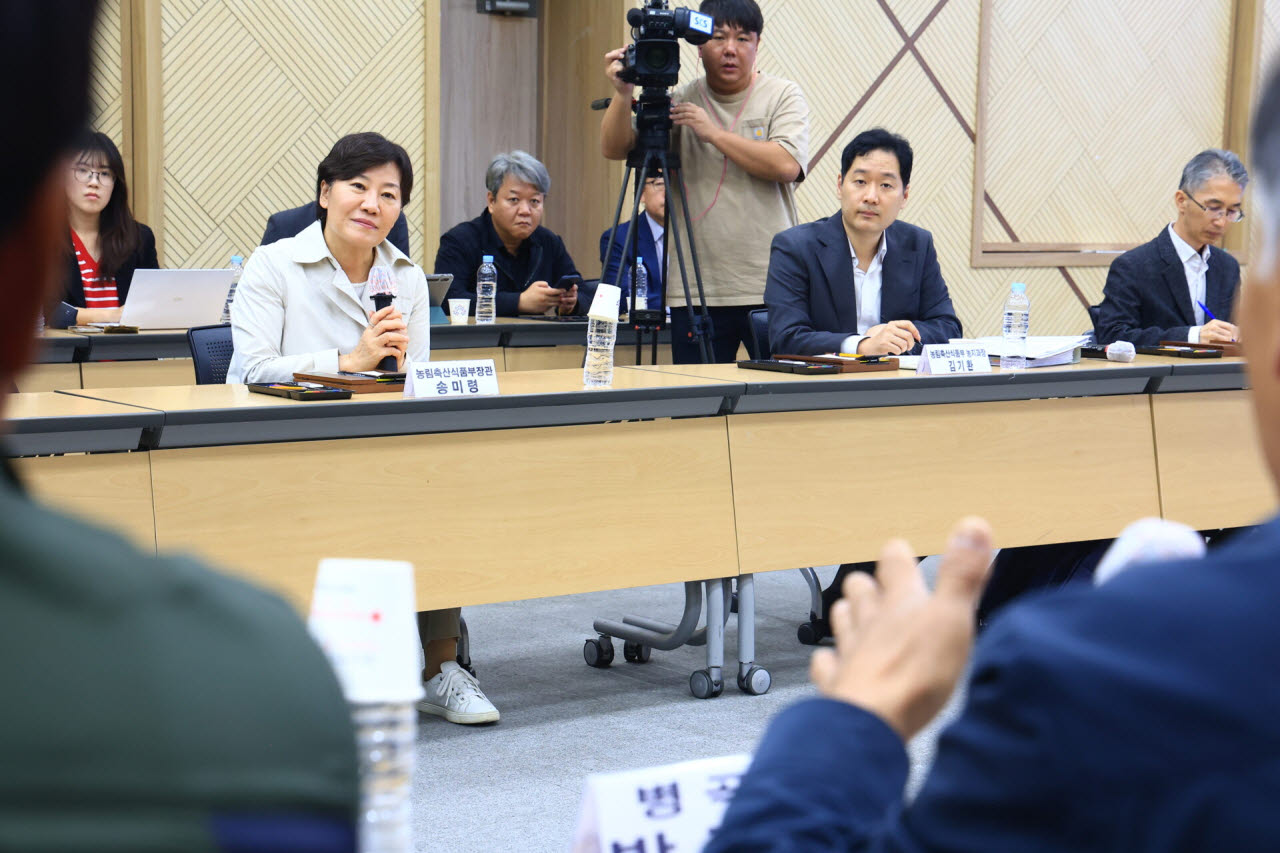 송미령(왼쪽) 농림축산식품부 장관이 14일 경남 함양군청에서 열린 농지 전수조사 현장 간담회에서 마을 이장들의 의견을 듣고 있다. (사진=농림축산식품부)