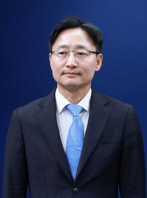 신임 대통령 비서실장으로 임명된 임광현 국세청장이 14일 청와대 기자회견장에서 전임자인 강훈식 비서실장의 인사말을 듣고 있다. (사진=연합뉴스)