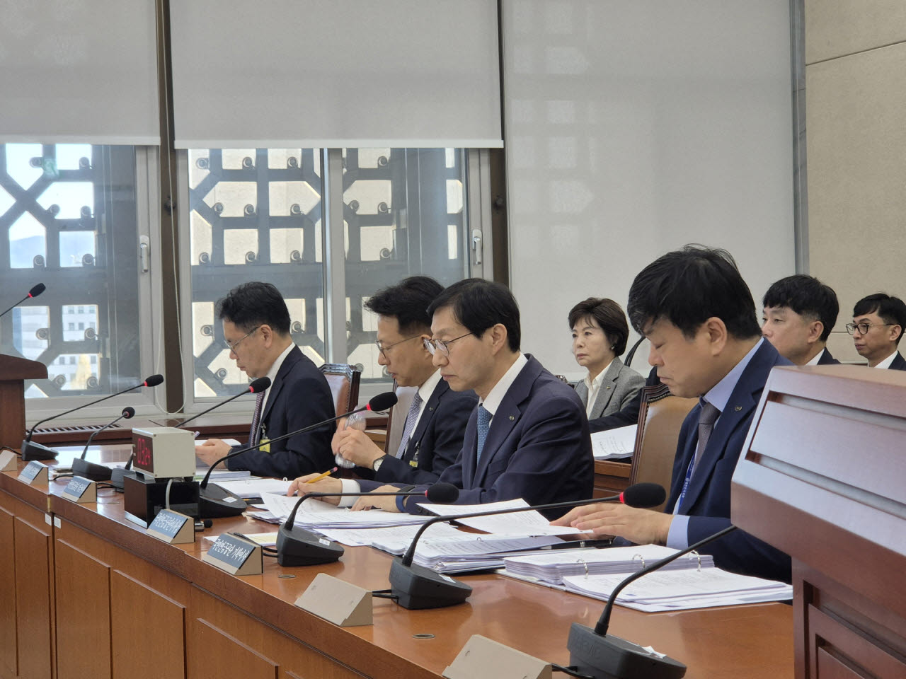 국정감사 질의에 답변하는 김성주 이사장 (사진=지영의 기자)