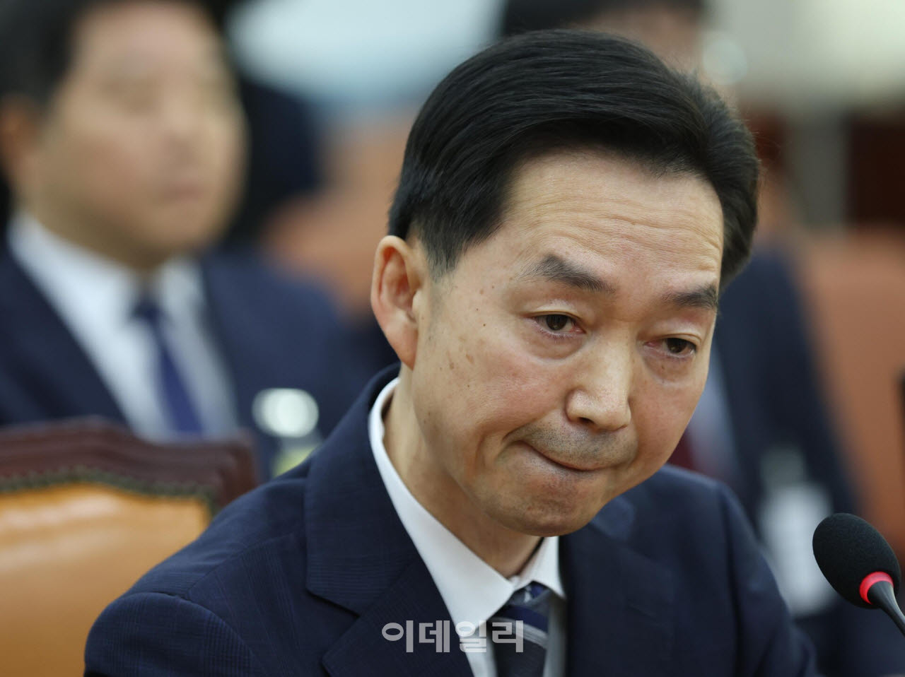 김지용 초대 중대범죄수사청장 후보자가 14일 서울 여의도 국회 행정안전위원회에서 열린 인사청문회에서 질의를 들으며 굳은 표정을 보이고 있다.(사진=노진환 기자)
