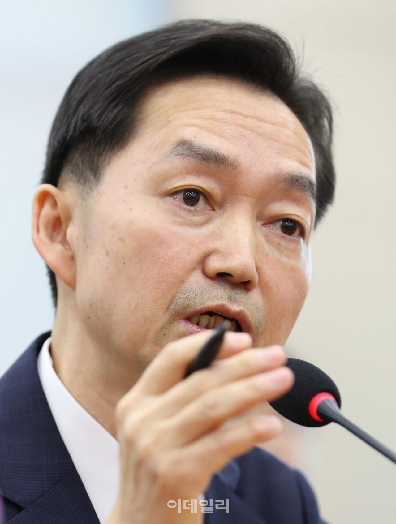 [이데일리 노진환 기자] 김지용 초대 중대범죄수사청장 후보자가 14일 서울 여의도 국회 행정안전위원회에서 열린 인사청문회에서 질의에 답변하고 있다.